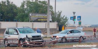 В м-не Ольшанка столкнулись Nissan Almera и Nissan X-Trail