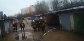 Из-под ворот гаража выбивался дым, поэтому очевидец вызвал МЧС. Этим он спас молодого парня внутри. Оказалось, что тот заснул