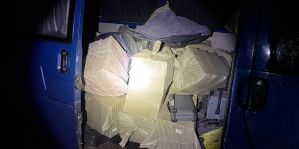 В погранзоне задержаны двое жителей Ивьевского района. В их бусе нашли 5 батарей к дронам и много чего еще