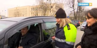 Как очаровательные девушки из ГАИ Гродно мужчин поздравляли