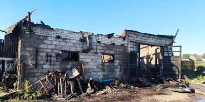 Под Гродно полностью выгорел гараж с микроавтобусом внутри. Спасатели не исключают поджог