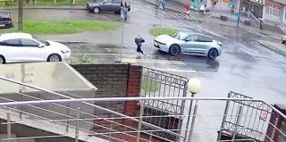 Девочка побежала по переходу и угодила под машину в Минске. Видео 18+