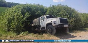 Почему цистерна с молоком съехала с гравийной дороги под Кореличами? Водителю от жары захотелось пить