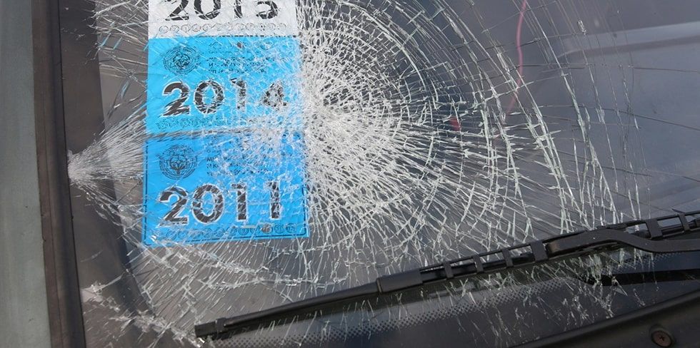 Мальчик бросил камушек в забор. Он отскочил рикошетом и повредил машину. Кто ответит?