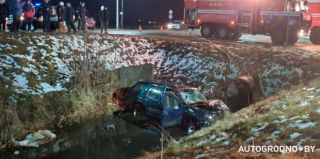 Видео: в Мостах водитель отправил свою машину в глубокую канаву. Он и пассажирка в больнице
