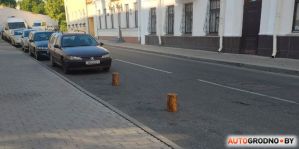 Неизвестный ставит пеньки на дорогу – бронирует парковочное место в центре Гродно