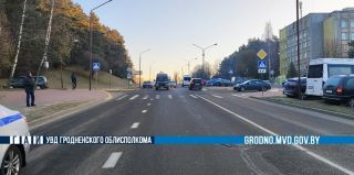 Утром у областной больницы в Гродно микроавтобус сбил женщину