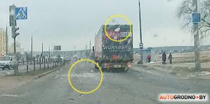 "Интуиция подсказала не опережать": в Гродно с фуры упали глыбы льда