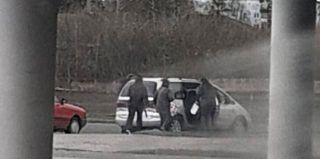 "Увел пассажирку из буса чуть ли не за руку". Водители жалуются на возвращение "бомбил-зазывал"