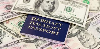 Белорус хотел провезти через границу без декларирования $55 000. Сейчас его дело отправилось в суд