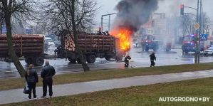 В Гродно на ходу загорелся лесовоз: "Пламя из кабины усиливалось на глазах". Есть видео