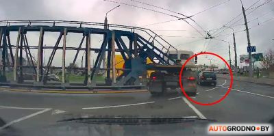 Супер-профессионал или повезло!? Пустил панелевоз в занос, чтобы не раздавить легковушку в Гродно