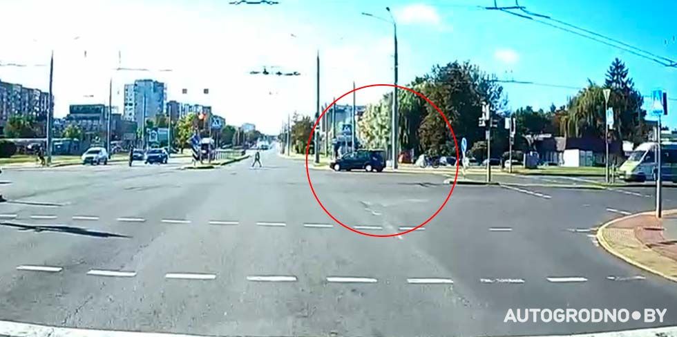 Утром в Гродно мальчик на велосипеде попал под авто. Это заснял регистратор