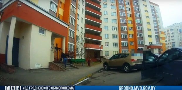 "Сворачивает во дворы! Готовься!" Задержание нетрезвого бесправника в Гродно. Это его седьмое привлечение по "пьяной" статье