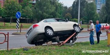 Превью фото к статье VW Polo повис на заборе в Гродно. Спросили у водителя, в чем дело...