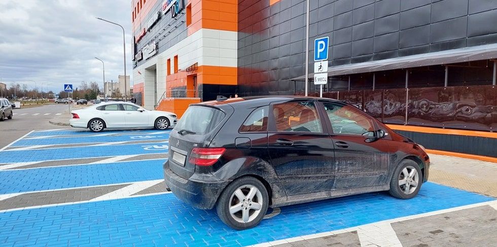 "Считаю, что штрафы должны быть строже, но точно не две базовые". О результататах рейда в Лиде на парковках для инвалидов