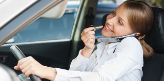 За рулем – не на связи! С завтрашнего дня ГАИ контролирует телефоны за рулем