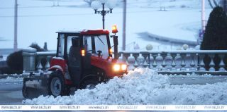 Менее агрессивной смесью посыпать дороги Беларуси не будут. Оказывается, прошлой зимой проводили эксперимент