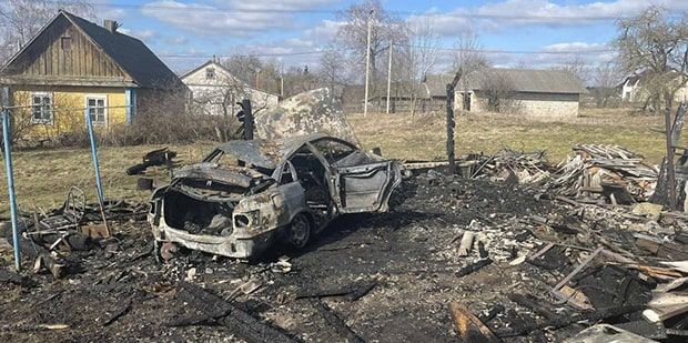 Мужчина попытался потушить автомобиль и получил ожоги. В МЧС напомнили о бесполезности литровых огнетушителей