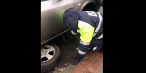 В Гродно инспектор ГАИ помог водителю заменить колесо