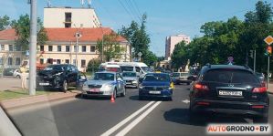 Как KIA врезалась в столб на Дзержинского и при чем тут стрелка? Подробности  ДТП недельной давности раскрывает видео с регистратора