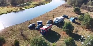 Из реки Щара вблизи Мостов поднимают тягач СТЗ-5 времен ВОВ