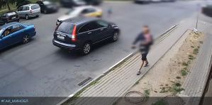 В Слуцке мужчина с ребенком на руках перебежал дорогу, но оставил без присмотра другого. Его сбила машина