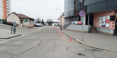 На минуточку припарковаться не получится: возле "Алмаза" на Антонова установили сигнальные столбики