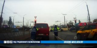 На кольце филармонии из-за севшего аккумулятора застрял бус. Два инспектора ловко убрали его с дороги. Видео