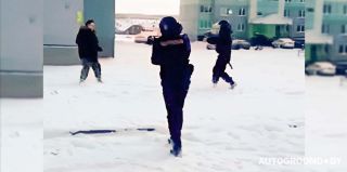 "Подними руки, будем применять оружие!" На Ольшанке мужчину с ножом пришлось останавливать сотрудникам милиции. Видео