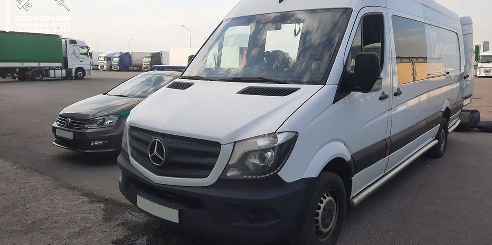 Таможня останавливает микроавтобусы прямо на трассах. Для чего?