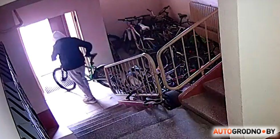 Вот как похищают велосипеды. Камера засняла, как это было на Девятовке в Гродно. Поиск