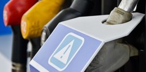 Бензин подешевел. Но все равно остается на 15% дороже, чем в прошлом году