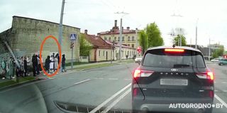 Внимательность одной женщины уберегла другую от опасного шага. Ситуация на "зебре" в центре Гродно