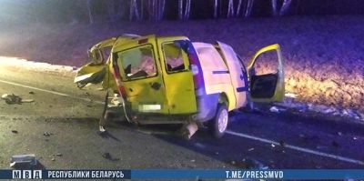 Легковой фургон столкнулся с фурой на трассе М7. Погибли два человека