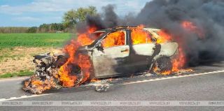 На трассе М6 сгорел автомобиль Mercedes ML. Видео