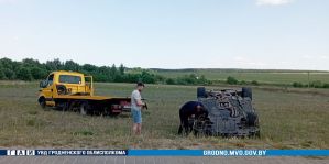 Ольшанка: BMW не вписался в разворот и опрокинулся. С места ДТП уехал на эвакуаторе