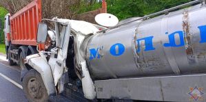 Под Лидой молоковоз протаранил самосвал: спасатели вырезали из кабины водителя