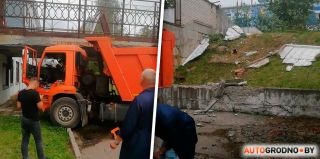 КАМАЗ съехал во двор предприятия и застрял в арке. Случай в Гродно
