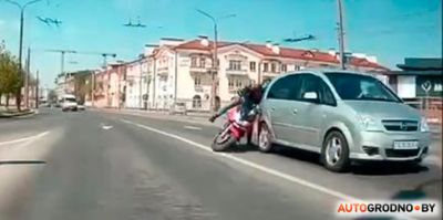 В Гродно мотоциклист впечатался в легковушку. Это распространенная ошибка