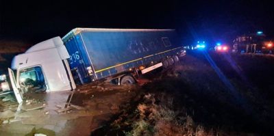 Фура съехала с трассы М6 и оказалась в водоеме