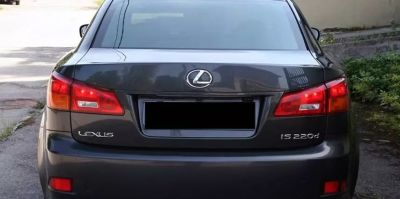 На капот Lexus упал кирпич – это не страховой случай, владелец пошел в суд