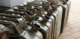 Тракторист сливал топливо из бака погрузчика. Руководителям предприятия это стало известно, но сообщать в органы не стали