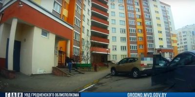 "Сворачивает во дворы! Готовься!" Задержание нетрезвого бесправника в Гродно. Это его седьмое привлечение по "пьяной" статье