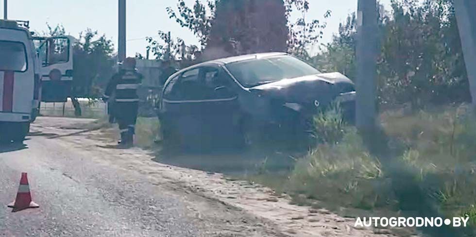 Renault въехала в столб в Барановичах. В ГАИ рассказали, в чем дело