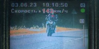 Мотоциклист разогнался до 143 км/ч при разрешенных 90. Но это не рекорд 2023