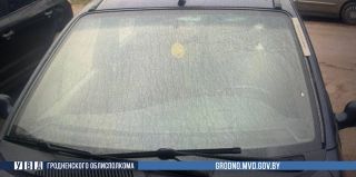 Очень взрослый мужчина швырнул бутылку в окно. Он просто не хотел, чтобы ее увидела жена