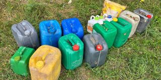 Тракторист обрабатывал растения от вредителей и потихоньку сливал яд для себя. Слил на 2 статьи Уголовного кодекса