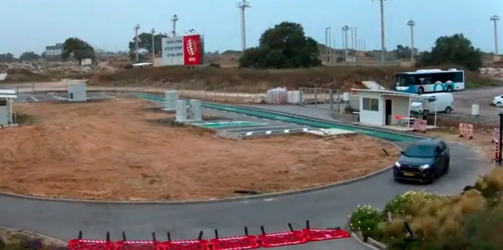 Придумана дорога, по которой электромобиль уже смог проехать без подзарядки почти 2 000 км