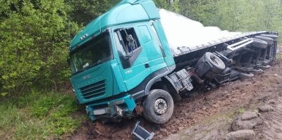 Под Островцом не разъехались большегрузы. Один из них съехал в кювет, утянув за собой трактор ремонтников